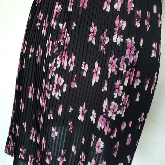 Black/ Purple Floral Pleated Dress - Picture 4 of 8